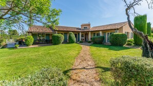 A house with a tiled roof, a paved driveway, and well-maintained lawns. - Holiday Home “Mas Lis Amélie” with Mountain View, Wi-Fi and Air Conditioning (Eygalières)