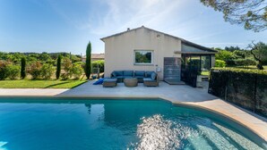 A modern house with a swimming pool, outdoor seating, and a garden. - Holiday Home “Mas Lis Amélie” with Mountain View, Wi-Fi and Air Conditioning (Eygalières)