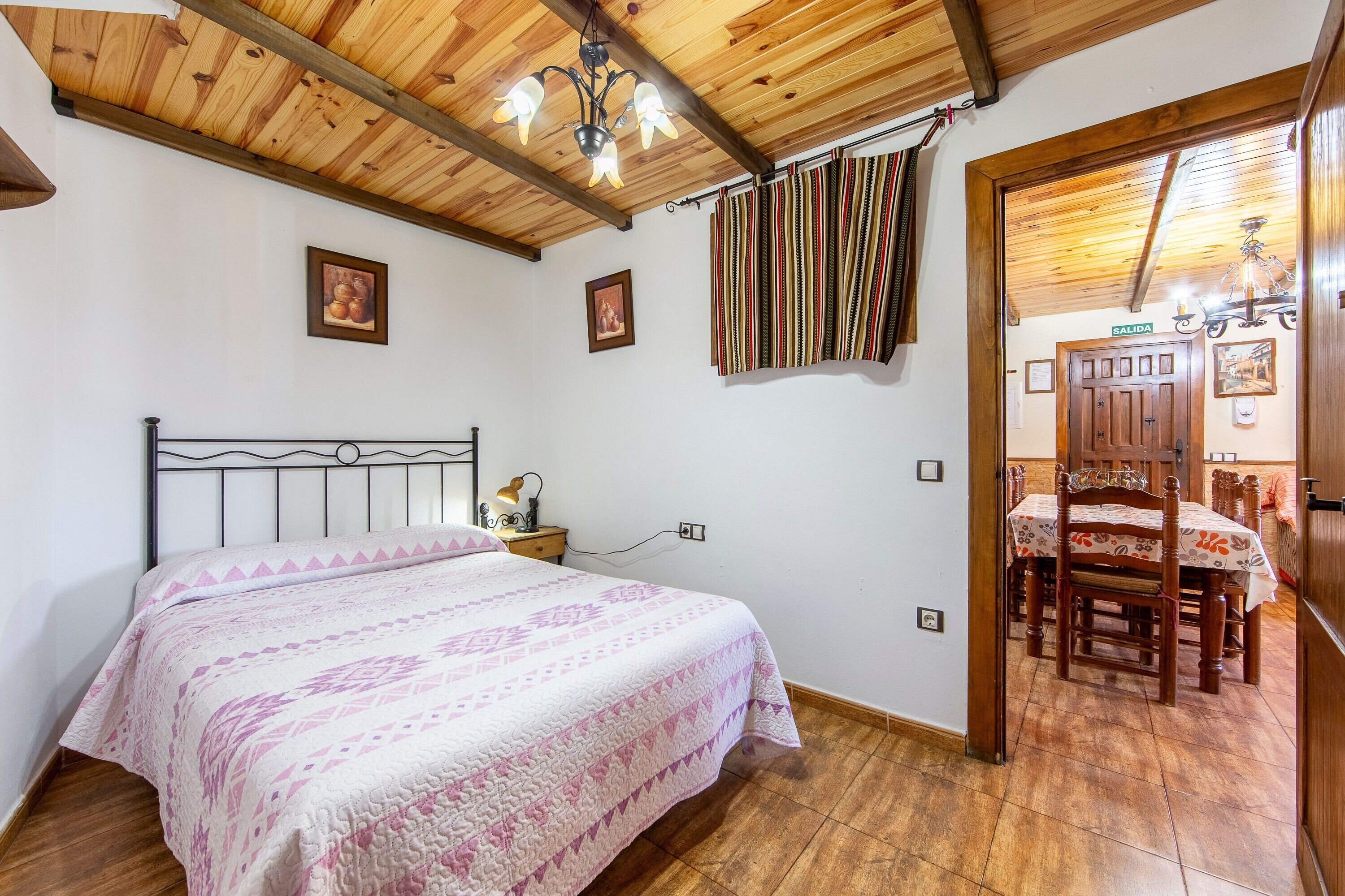 2 室のベッドルーム、WiFi (無料)、ベッドシーツ