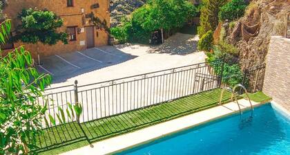 Country House 'Casa Rural La Jirola -Vivienda 2' with Mountain View, Wi-Fi, and Air Conditioning