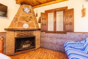 3 bedrooms, free WiFi, bed sheets - Country House 'Casa Rural La Jirola -Vivienda 2' with Mountain View, Wi-Fi, and Air Conditioning (Abrucena)
