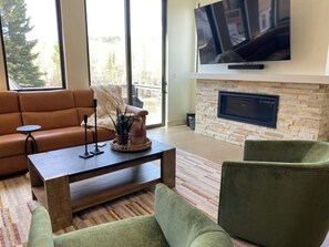 Living area - Welcome to Silver Jewel! A new 4-bedroom house on the Blue River in Silverthorne (Silverthorne)