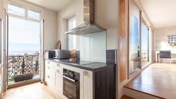 Coffee/tea maker, fridge, microwave, oven