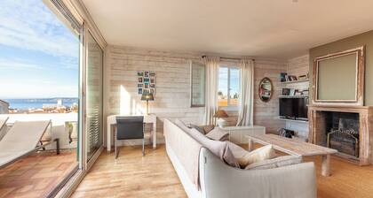 Apartment Roucas Blanc with Exceptional Sea & Notre Dame View, Terrace & AC