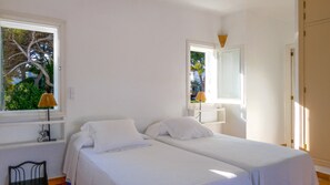5 bedrooms, desk, iron/ironing board, free WiFi