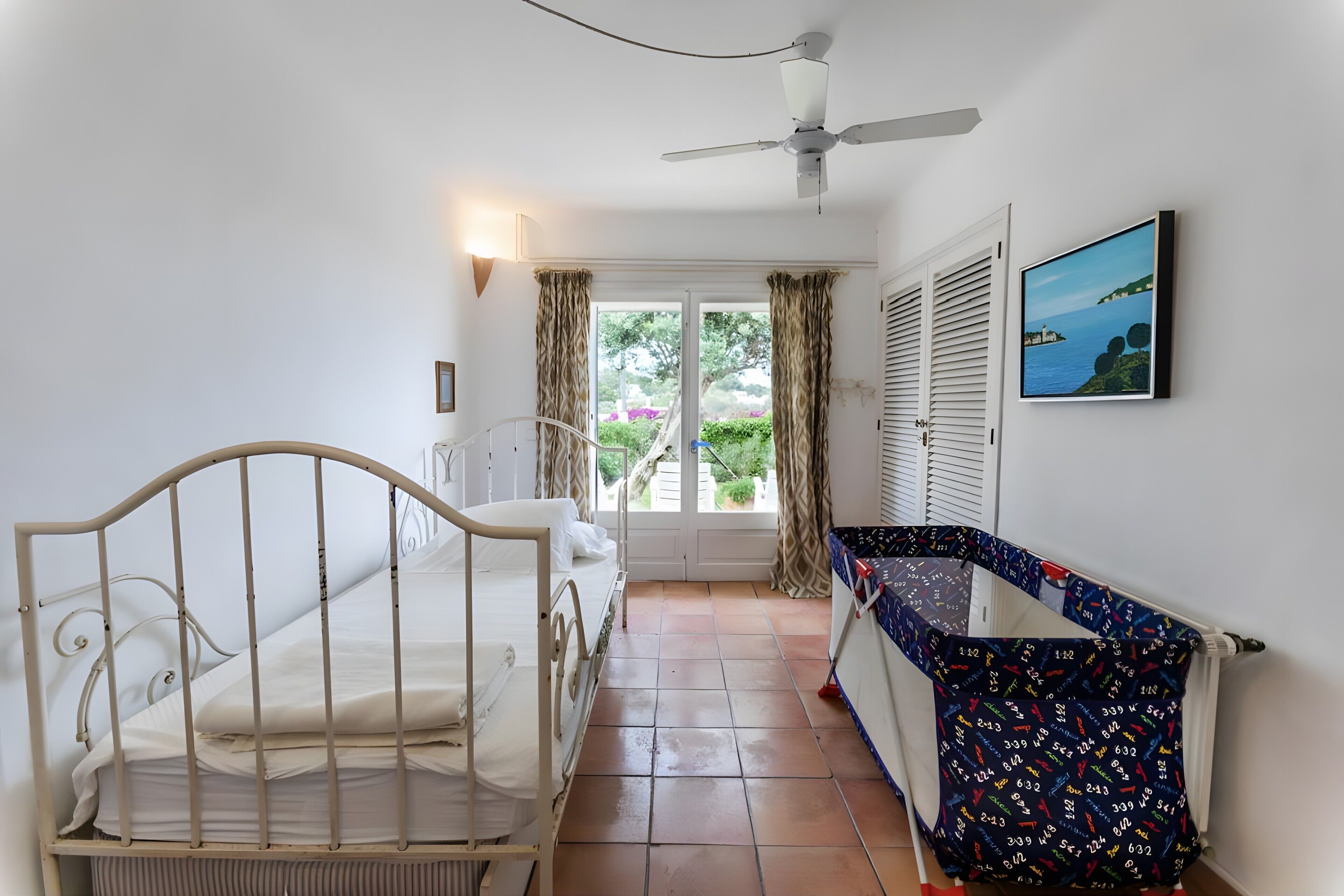 5 camere, una scrivania, ferro/asse da stiro, Wi-Fi gratuito