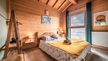 7 bedrooms, iron/ironing board, free WiFi, bed sheets