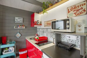 Fridge, microwave, stovetop, coffee/tea maker