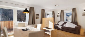Apartamento 'Regina Sexten' con vistas a la montaña, terraza privada y Wi-Fi