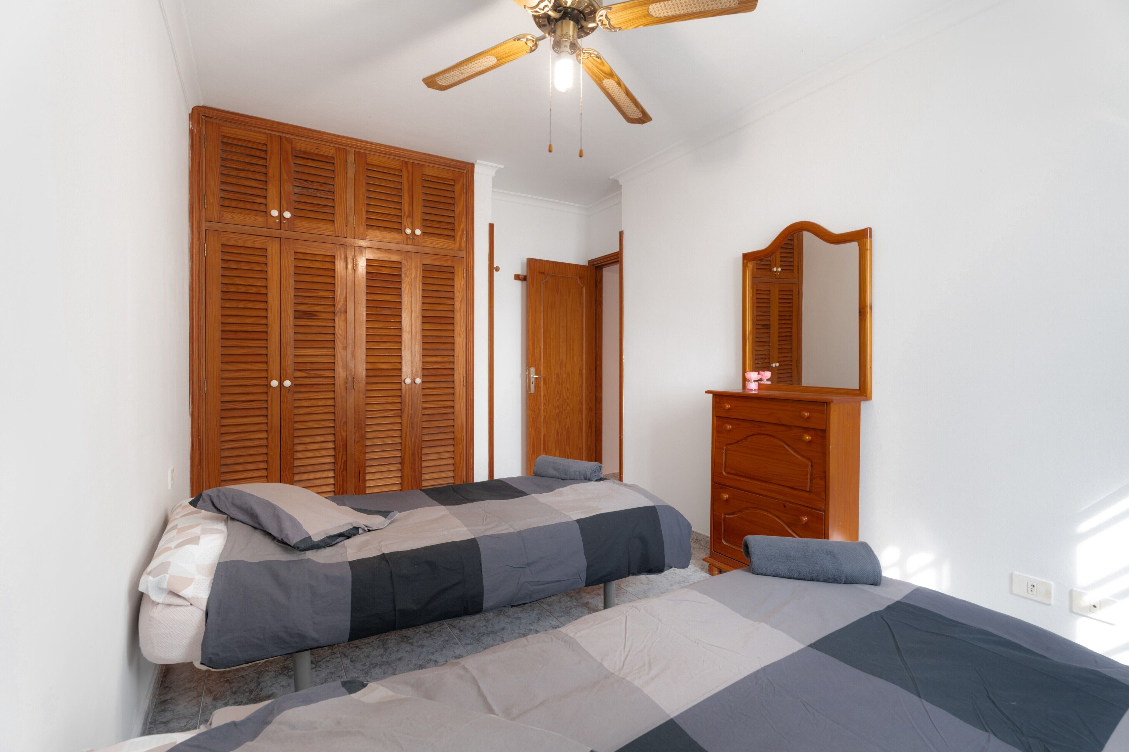 1 slaapkamer, een strijkplank/strijkijzer, gratis wifi, beddengoed