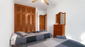 1 slaapkamer, een strijkplank/strijkijzer, gratis wifi, beddengoed