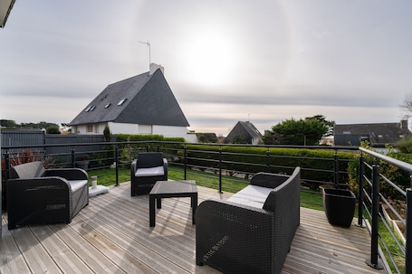 Terrasse/Patio. Maison de vacances 'Maison Guidel Plage' avec vue sur la mer, terrasse privée et Wi-Fi