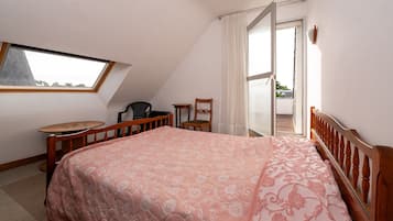 4 bedrooms, iron/ironing board, free WiFi, bed sheets