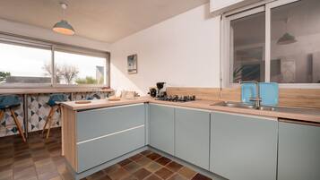 Fridge, microwave, oven, stovetop