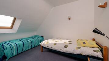 4 bedrooms, iron/ironing board, free WiFi, bed sheets