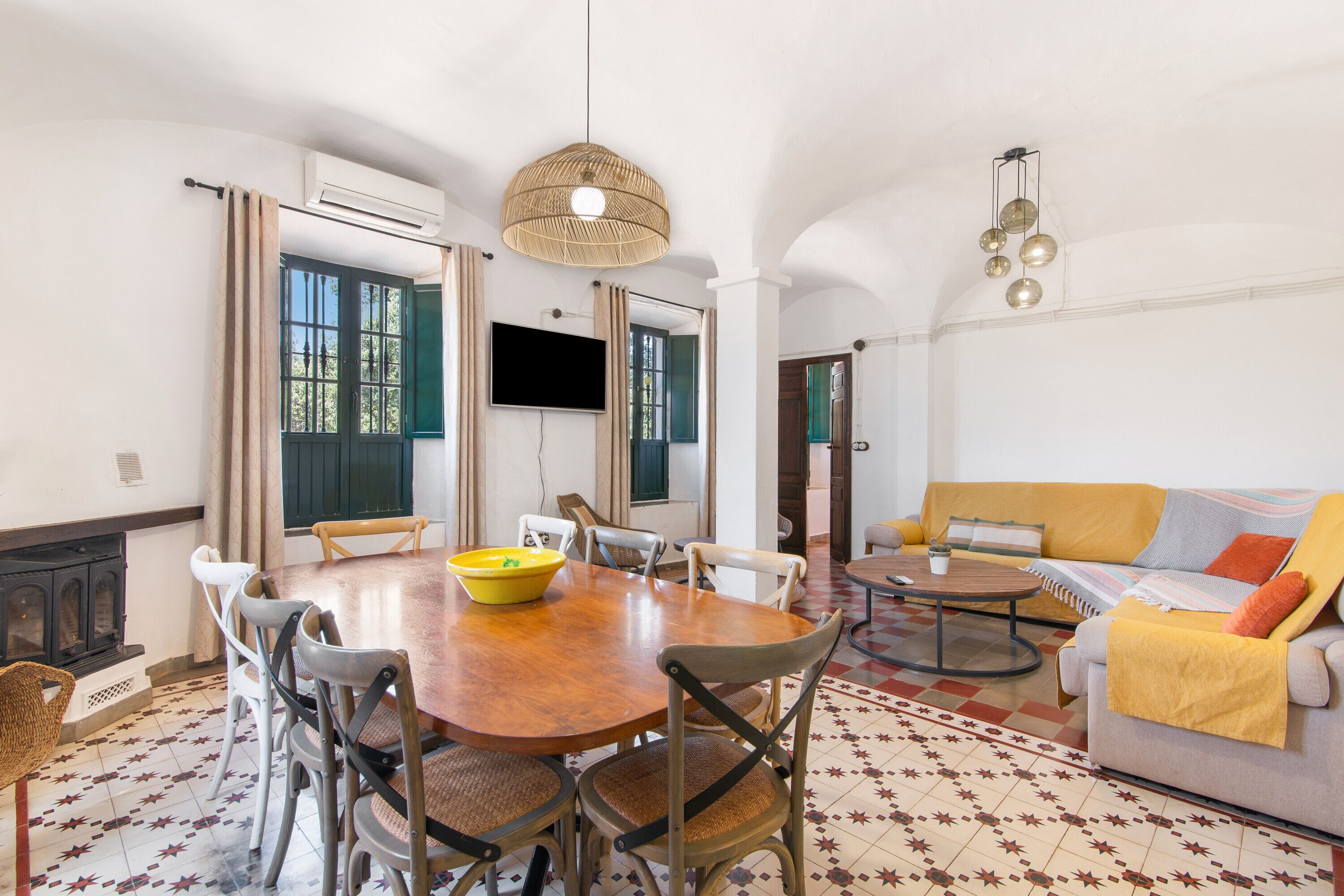 Una televisión, una chimenea