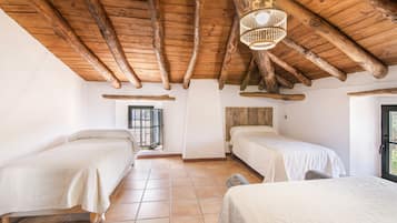 6 bedrooms, iron/ironing board, bed sheets