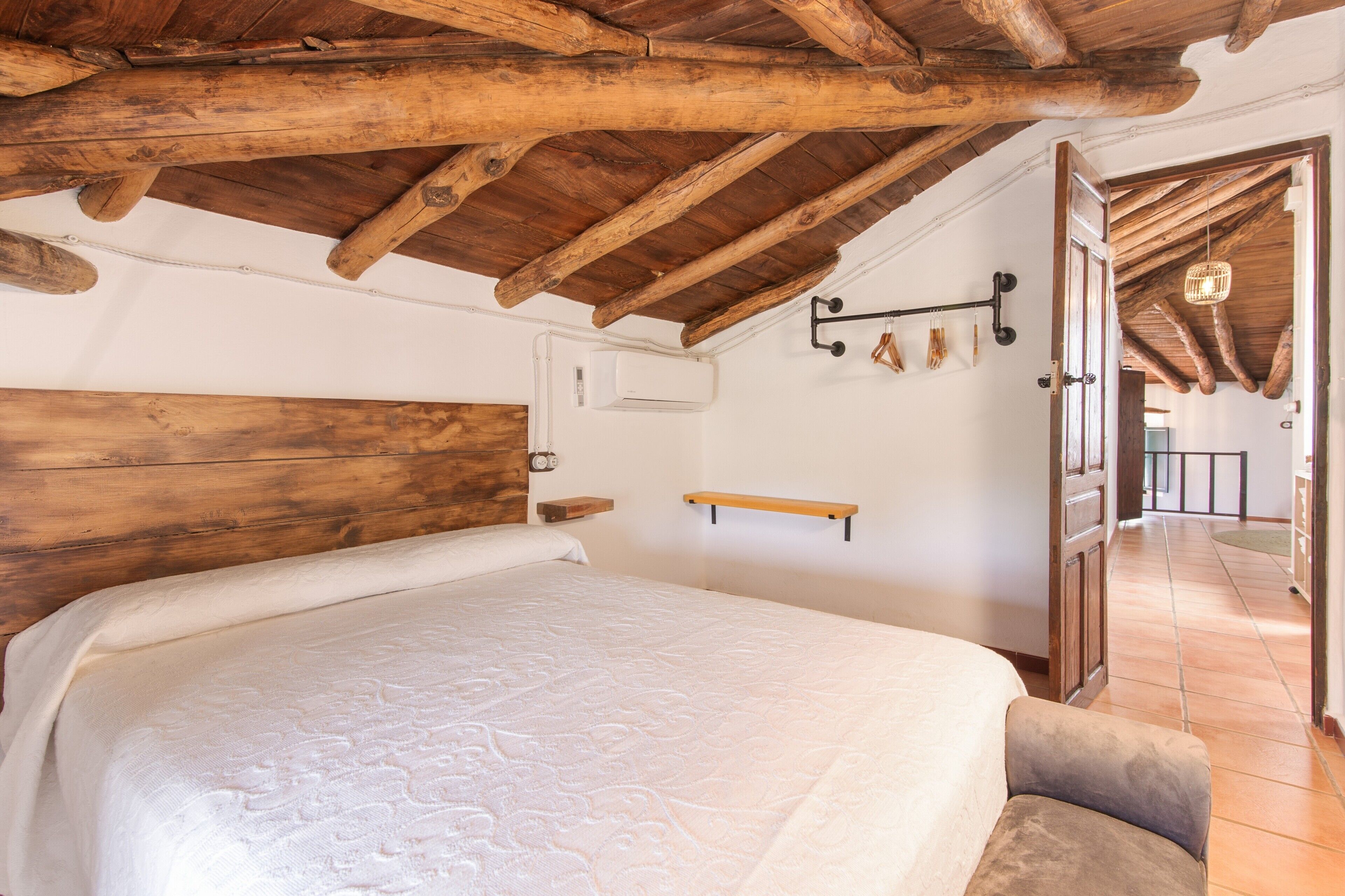 6 habitaciones, tabla de planchar con plancha y ropa de cama 