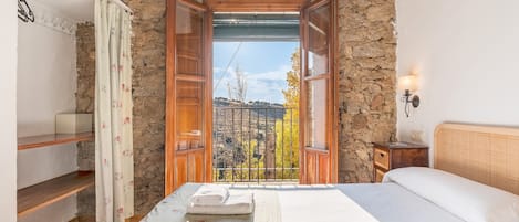 1 habitación, tabla de planchar con plancha, wifi gratis y ropa de cama