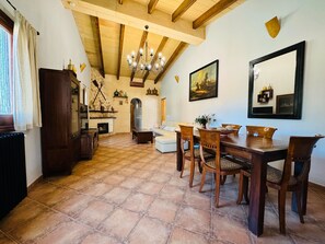 Televisión y chimenea 