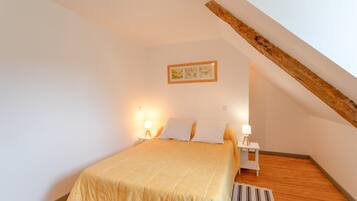 3 bedrooms, iron/ironing board, free WiFi, bed sheets