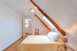 3 bedrooms, iron/ironing board, free WiFi, bed sheets