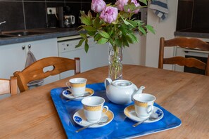 Fridge, microwave, oven, stovetop - La Maison de Tété – Charming Cottage near Lourdes, Private Terrace, Garden, WiFi (Artigues)