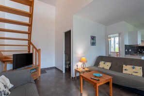 TV - La Maison de Tété – Charming Cottage near Lourdes, Private Terrace, Garden, WiFi (Artigues)