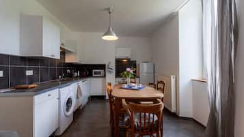 Een koelkast, een magnetron, een oven, een kookplaat