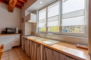 Jääkaappi, mikroaaltouuni, uuni, liesi