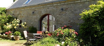 Holiday Home 'Gîte de la Ferme - La Pointe Du Raz' with Shared Garden