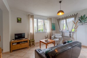 TV, fireplace - Maison Camille - Cozy Cottage 10 min from Lourdes, Terrace, Fireplace, Private Parking (Artigues)