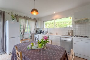 Fridge, microwave, oven, stovetop - Maison Camille - Cozy Cottage 10 min from Lourdes, Terrace, Fireplace, Private Parking (Artigues)