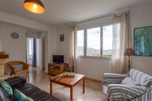 TV, fireplace - Maison Camille - Cozy Cottage 10 min from Lourdes, Terrace, Fireplace, Private Parking (Artigues)