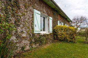 Exterior detail - Maison Camille - Cozy Cottage 10 min from Lourdes, Terrace, Fireplace, Private Parking (Artigues)