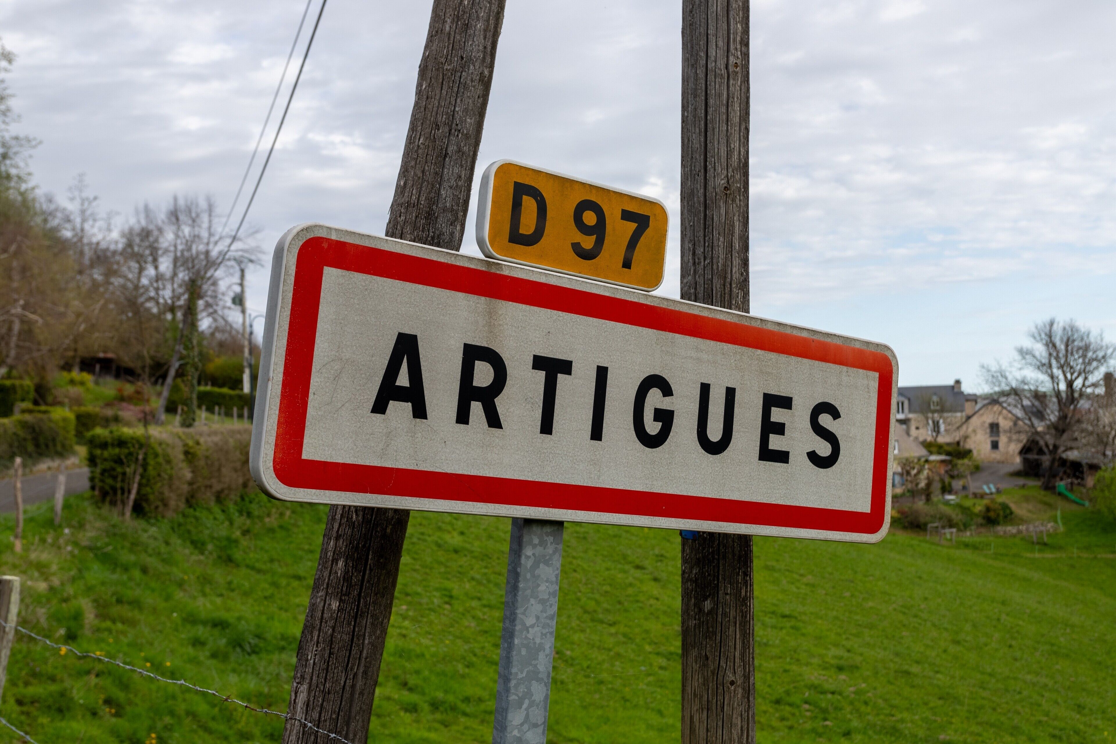 Wegwijzer met 'ARTIGUES' en 'D97', die een locatie aangeeft.