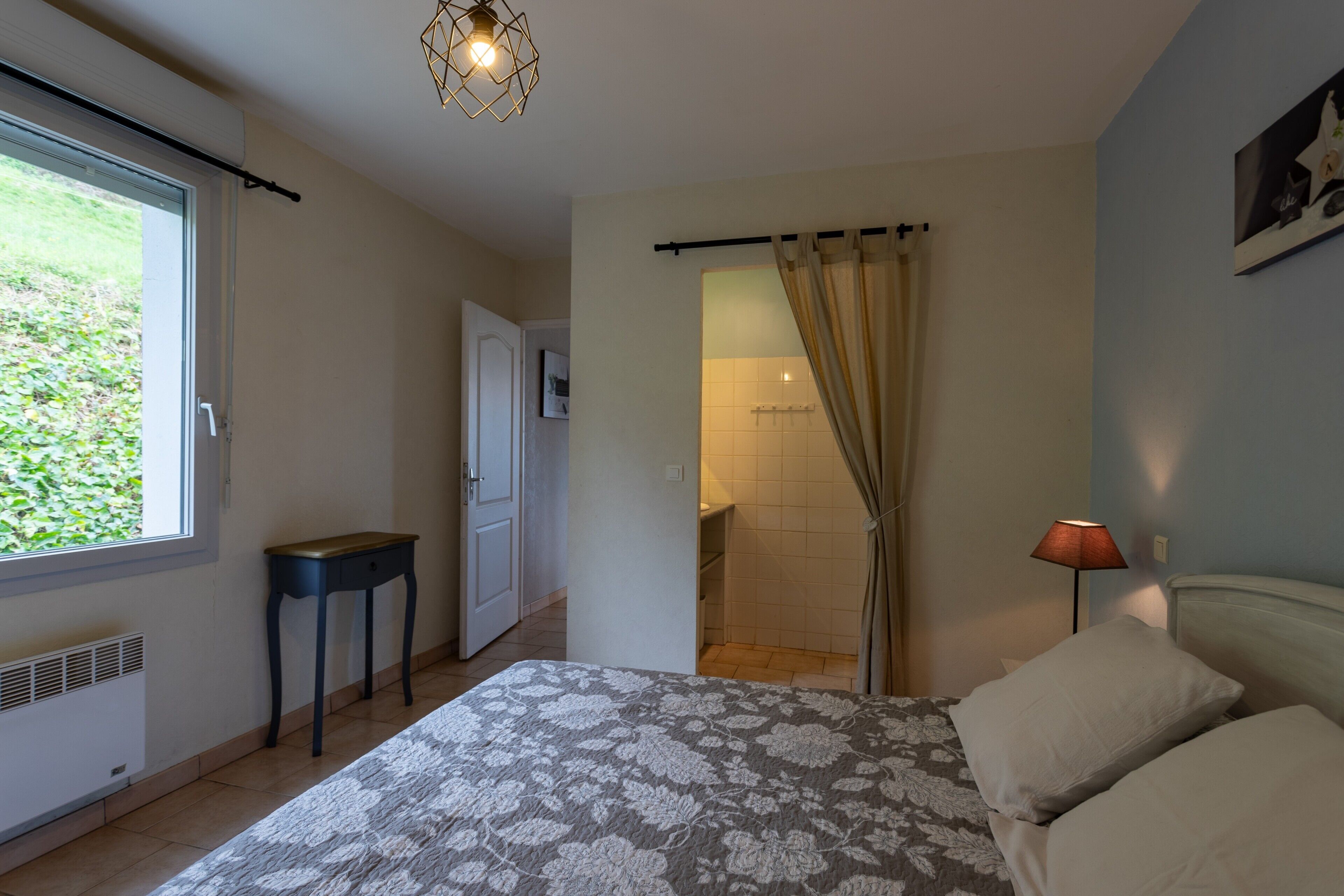 2 bedrooms, iron/ironing board, free WiFi