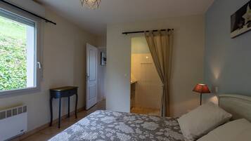 2 bedrooms, iron/ironing board, free WiFi