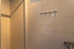 Shower, hair dryer - Gîte Mathieu – Cozy House 10 min from Lourdes, Private Terrace & Garden, WiFi, Parking (Artigues)