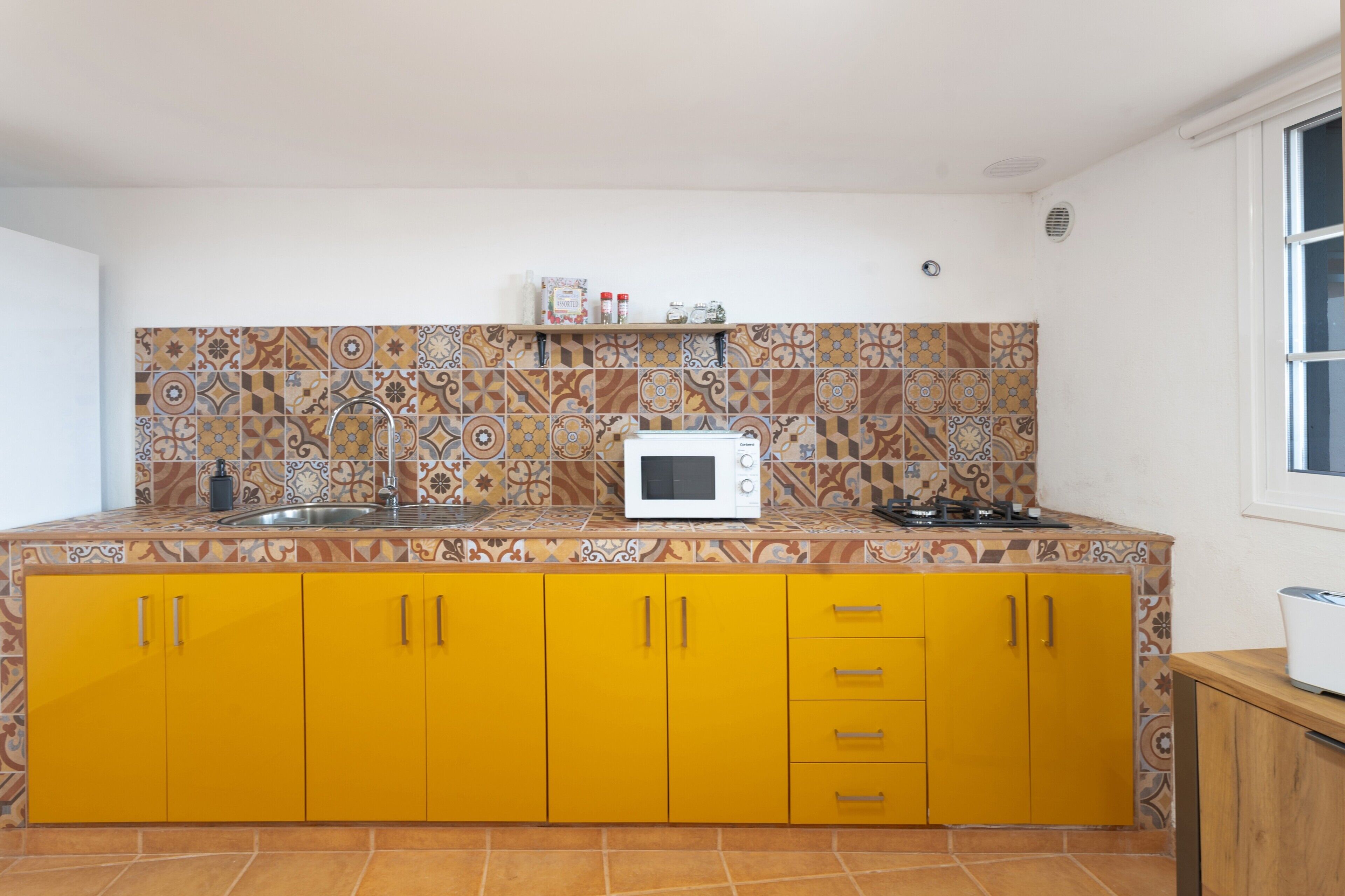 Refrigerador, microondas, parrilla de estufa y cafetera y tetera 