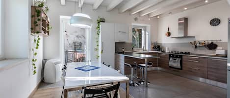 Réfrigérateur, un four, surface de cuisson, lave-vaisselle