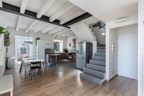 Fridge, oven, stovetop, dishwasher - Holiday Home 'La Casa In Collina Con Vista' with Private Terrace, Private Garden and Wi-Fi (Quinto)