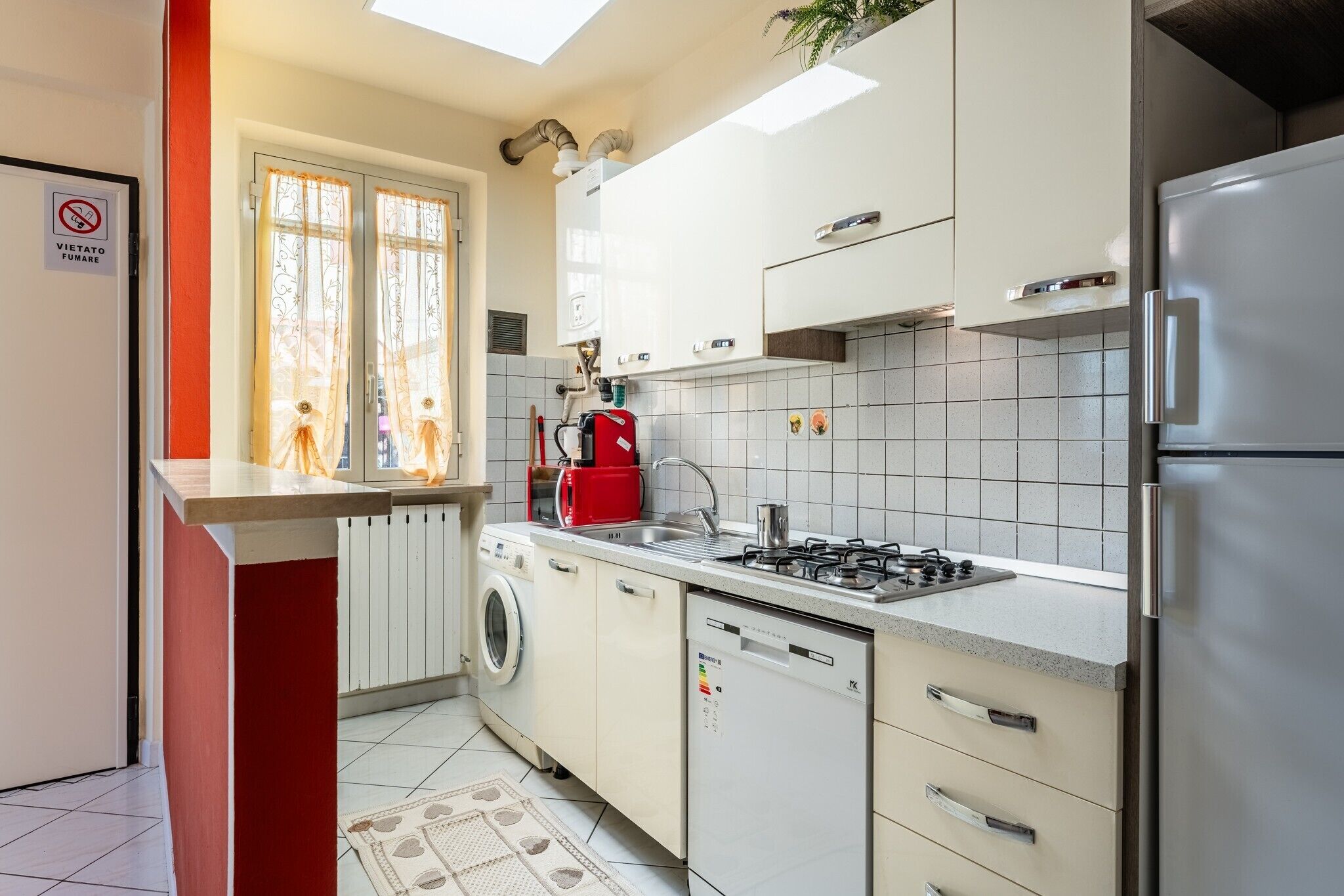 Kjøleskap, mikrobølgeovn, kokeplater og oppvaskmaskin