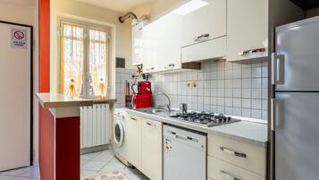 Kjøleskap, mikrobølgeovn, kokeplater og oppvaskmaskin