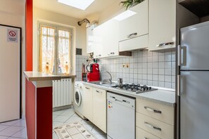 Fridge, microwave, stovetop, dishwasher - Holiday Home 'La Casina Gialla' with Private Garden and Air Conditioning (Lucca)