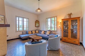 TV, fireplace, DVD player, table tennis