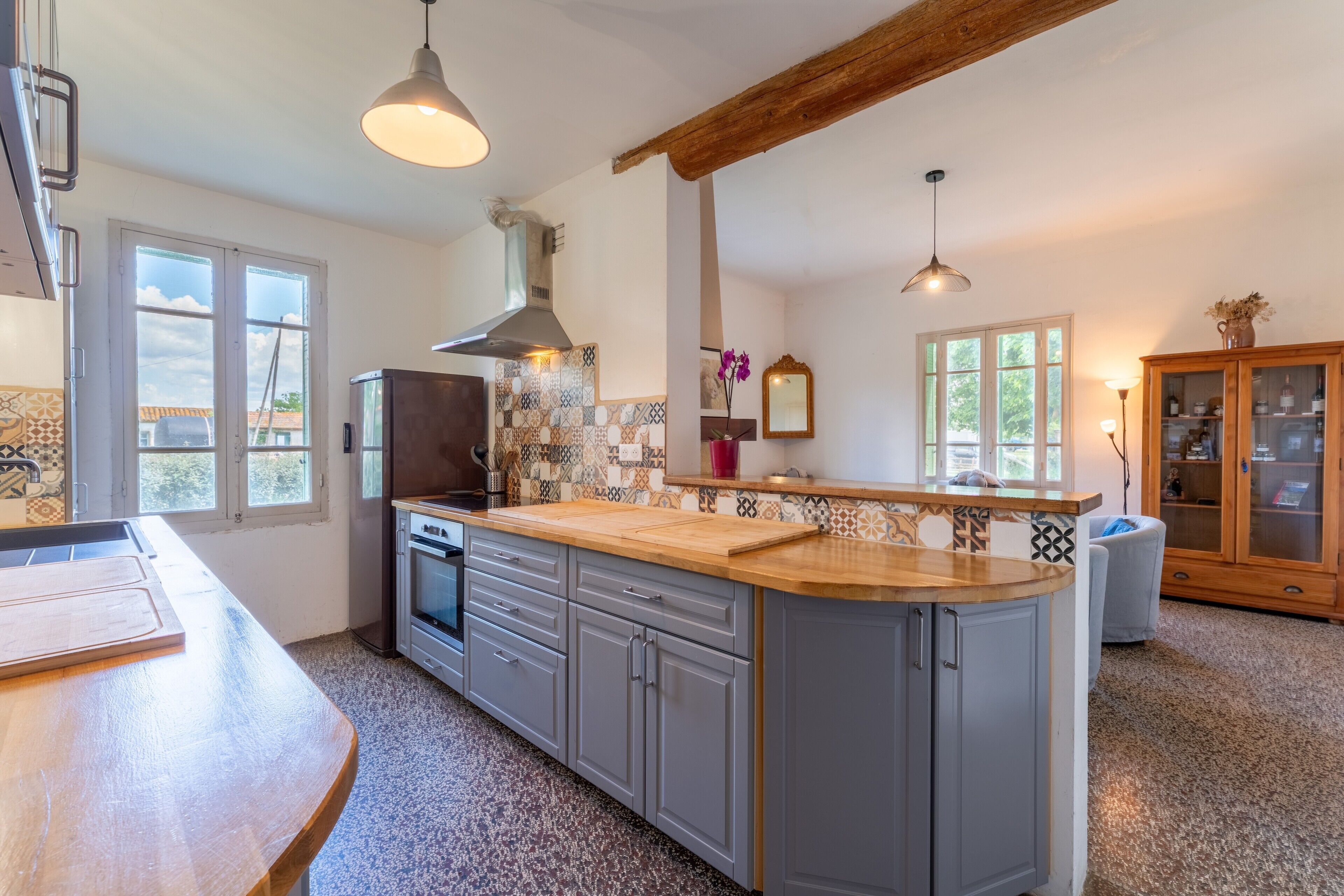 Jääkaappi, mikroaaltouuni, uuni, liesi