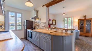 Jääkaappi, mikroaaltouuni, uuni, liesi