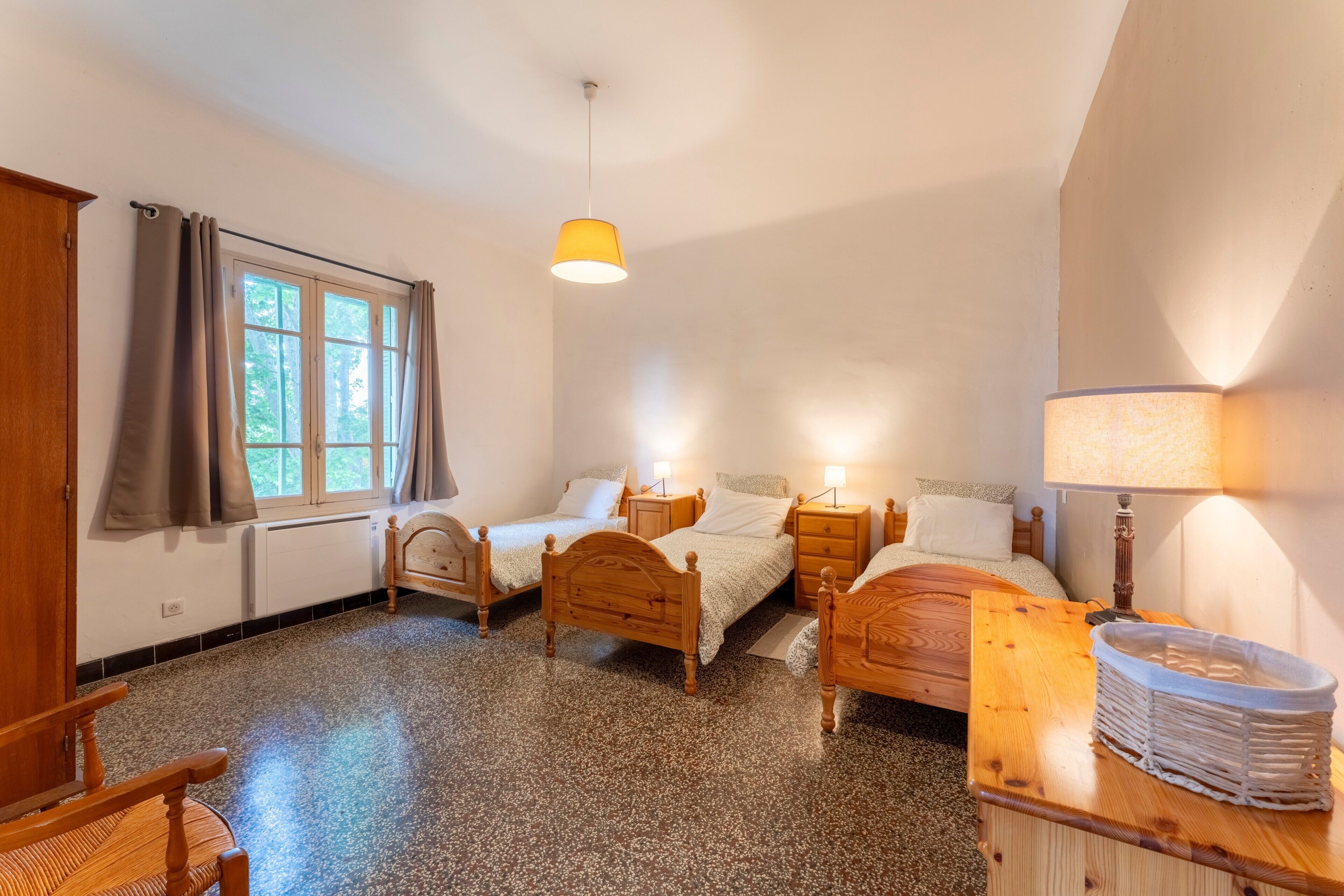 5 habitaciones, tabla de planchar con plancha y wifi gratis 