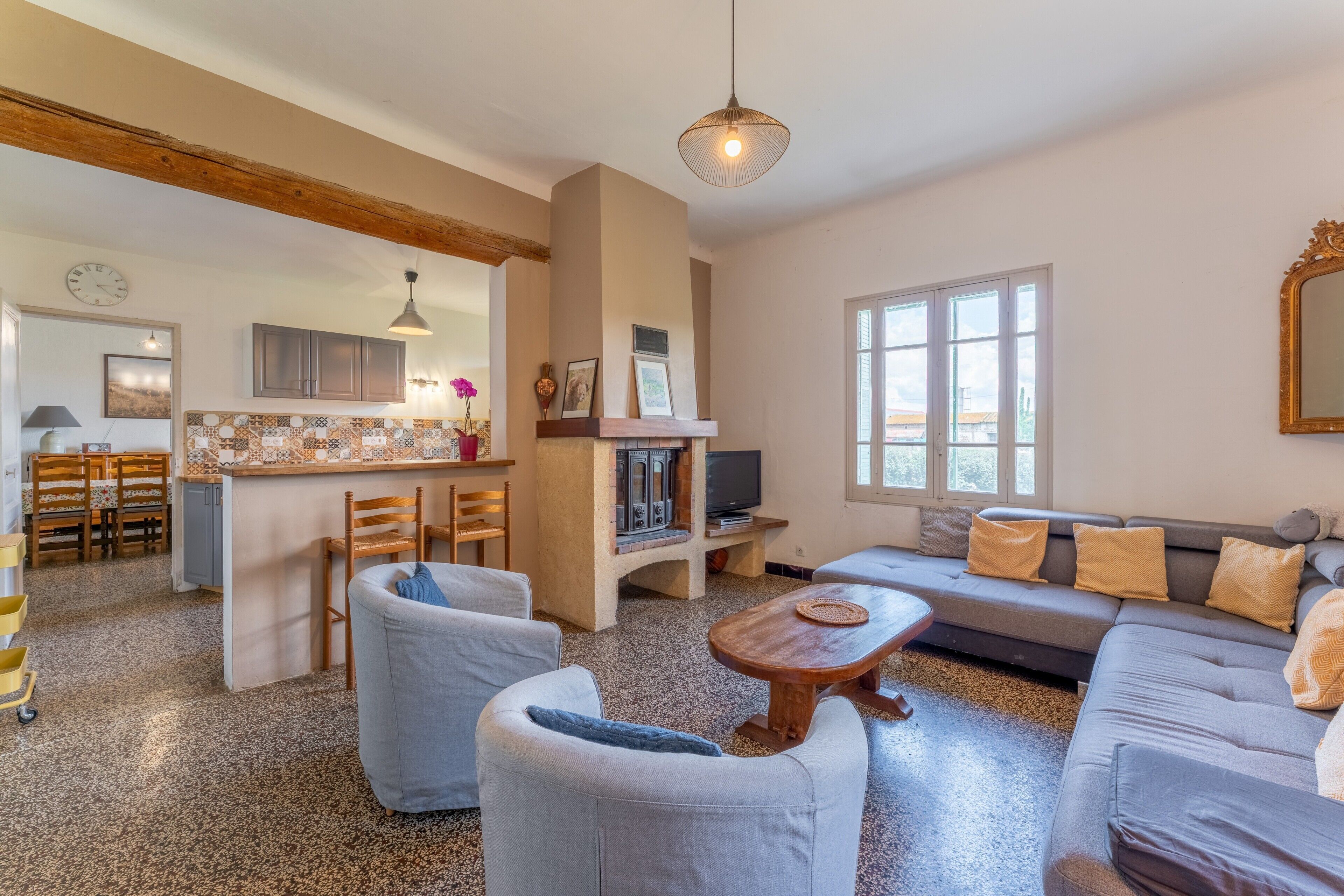 Televisión, chimenea, reproductor de DVD, mesa de ping pong